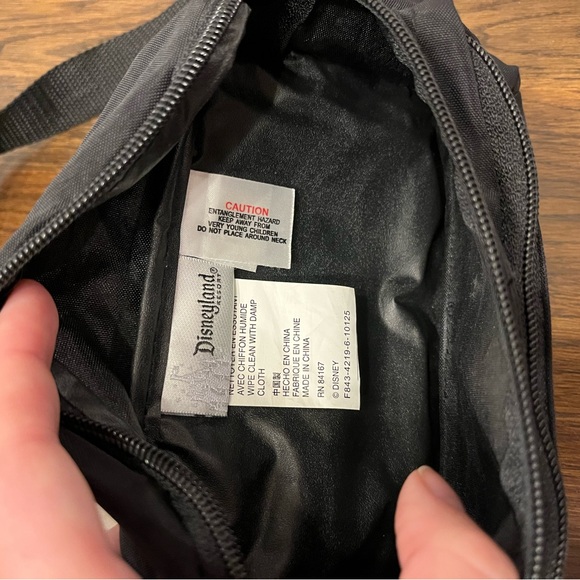 Disneyland Fanny Pack embroidered logo on black - Picture 7 of 7